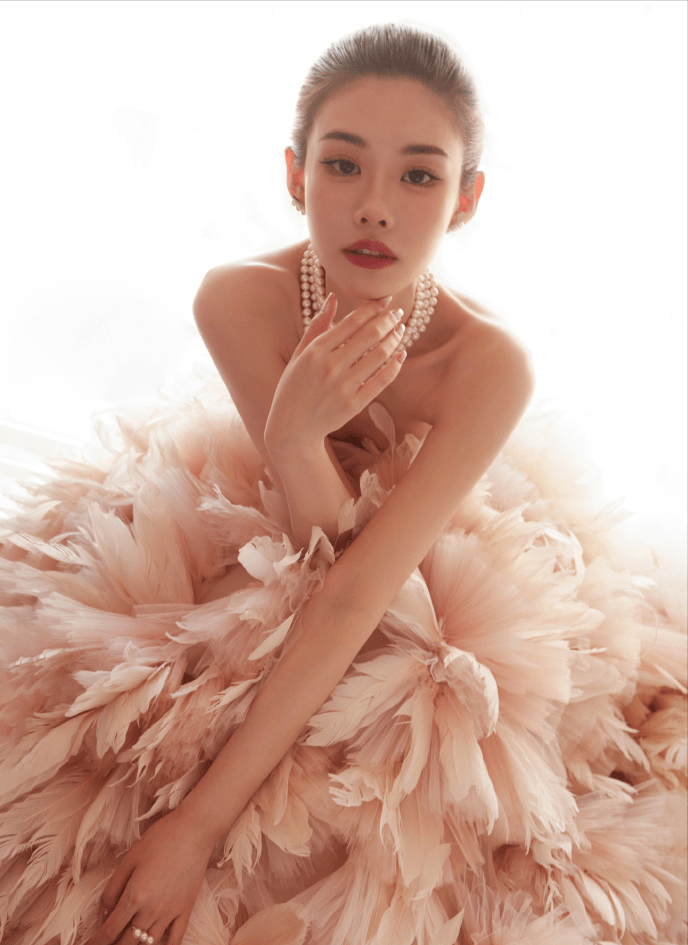 程十安这套造型的背后设计更加美,秀出了美背,而更
