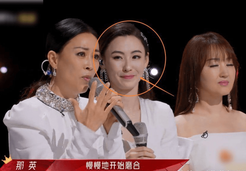 那英调侃谢霆锋只会唱王菲的歌,何炅起身救场:一下没摁住那姐_张柏芝