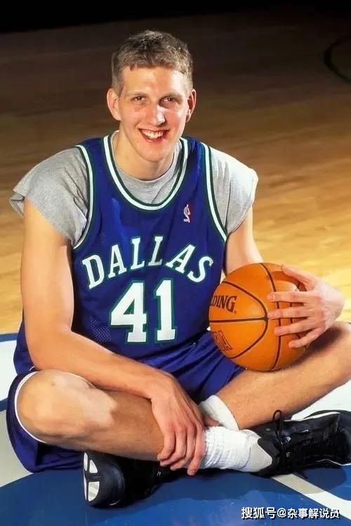 到了14岁,诺维斯基身高突飞,到了190,网球短途这种折返跑显然不适合高