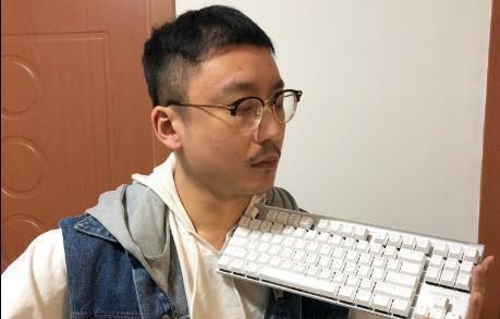 众所周知,致幻是一名lpl赛区元老级别的解说,当然致幻还是非常帅气的