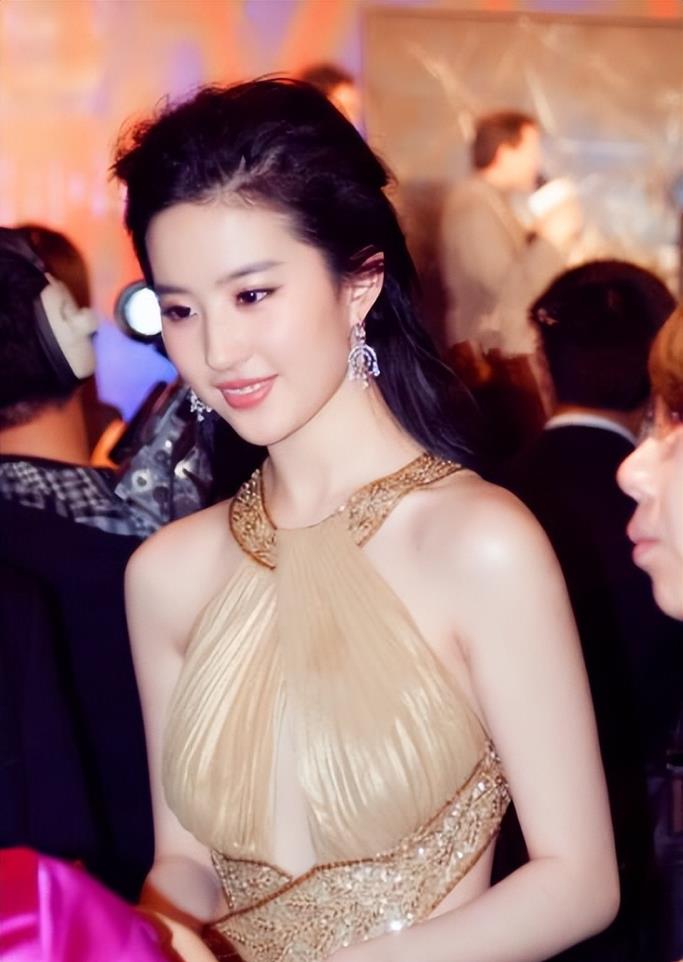 刘亦菲盛装出席,网友大呼:不要再这样了_的设计_优势_衣服