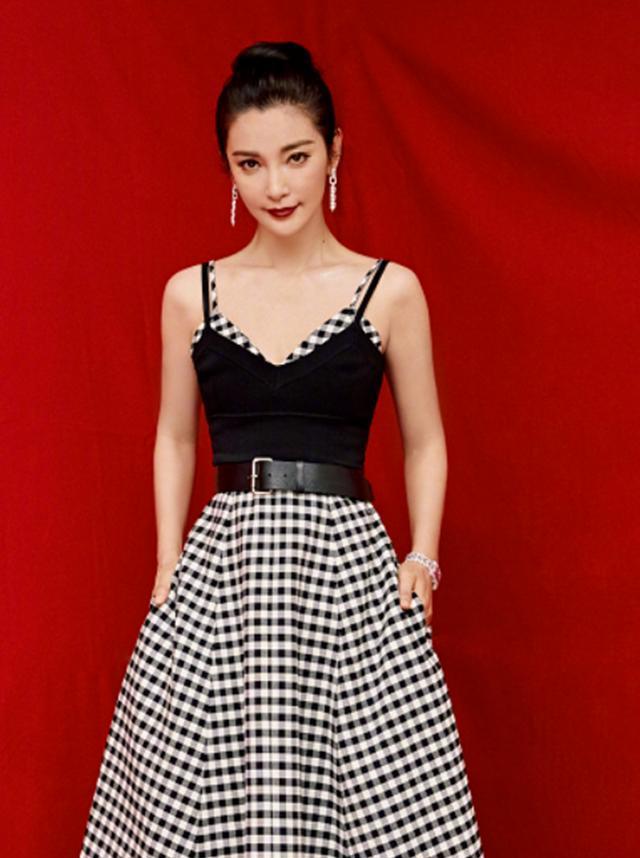 有种"大胆"叫李冰冰,摇曳裙摆露"底装",47岁大妈年纪真敢拼_明星_衣服