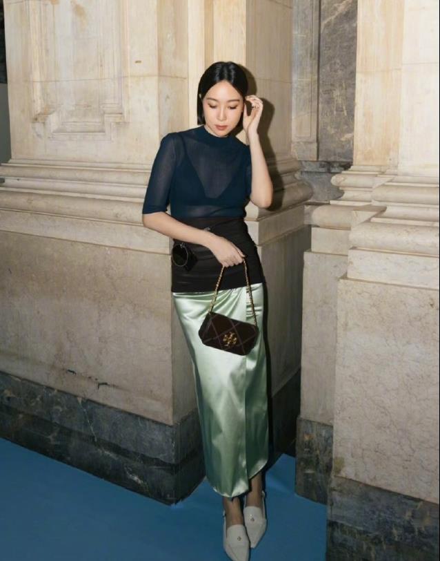 杨佑宁妻子梅琳达现身时装周秀场,时尚的她好撩人_黑色_明星_发型