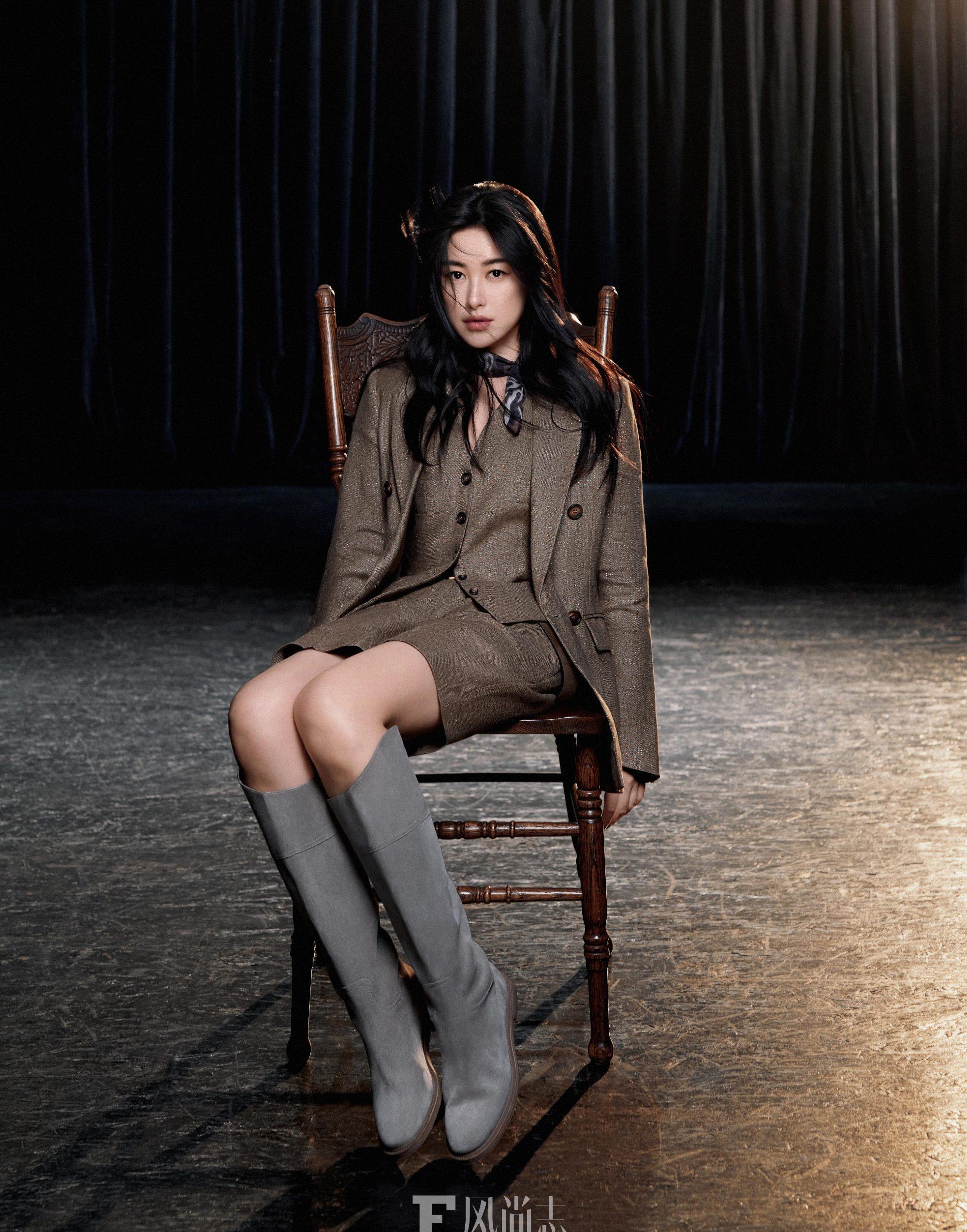 朱珠登四月刊封面《f风尚志》,超短热裤时尚吸睛,大白兔无瑕大眼_穿着