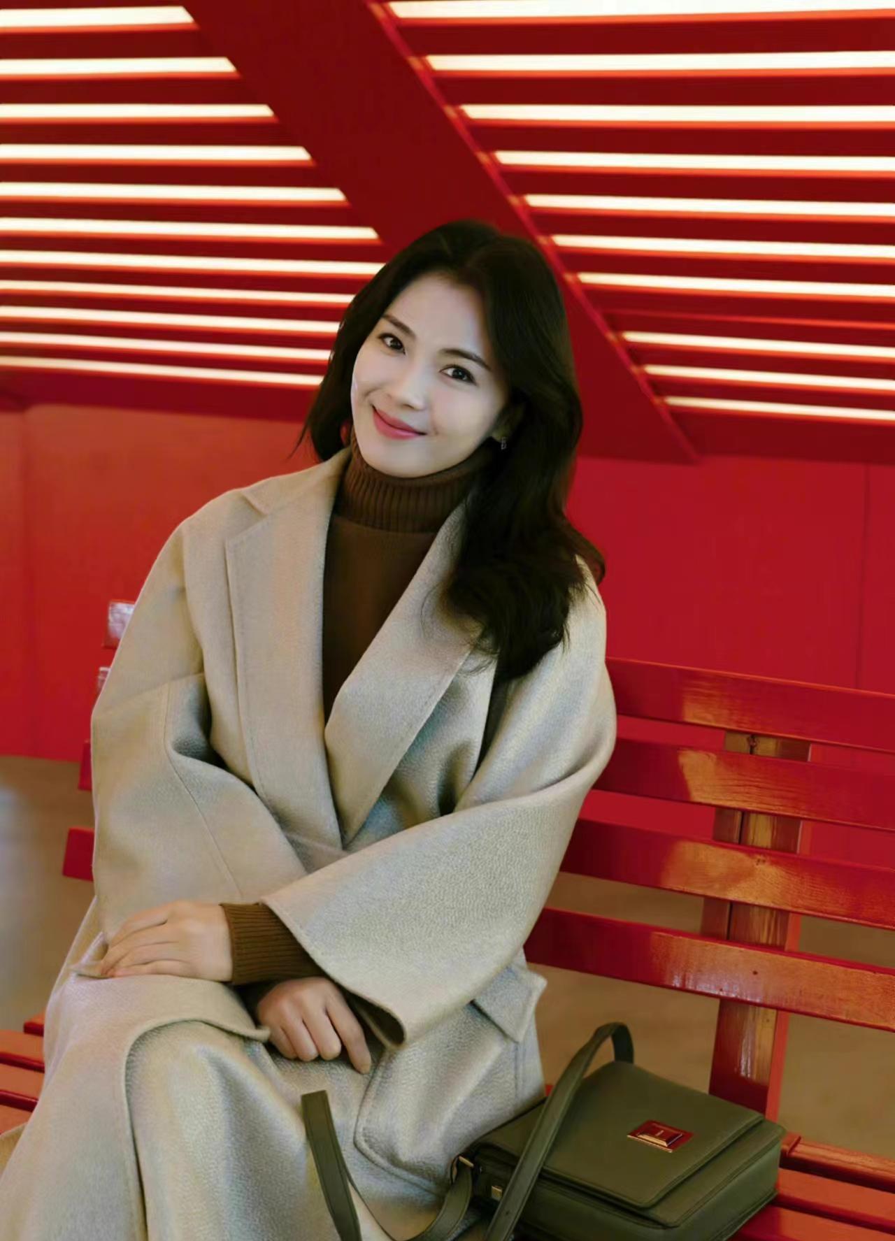 刘涛开启米兰时装周之旅,穿长款大衣走机场,优雅又显气质_造型_女性