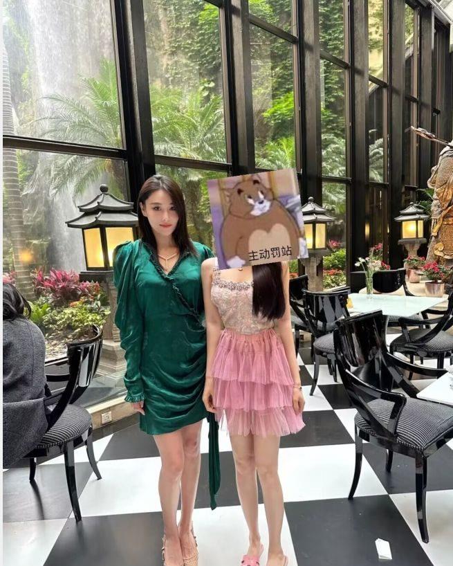 那天,张馨予身穿绿色连衣裙,脚踩高跟鞋,长发披肩.