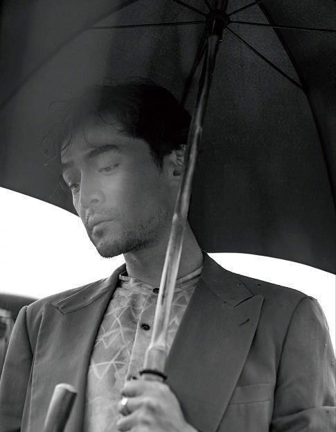 "老干部"胡歌再登杂志,胡渣 卷发造型邋遢,眼角伤痕"吸睛"_休闲_形象