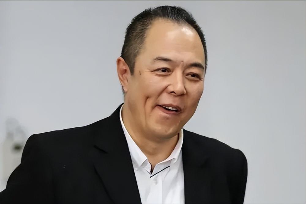 多位老演员"色心不改",当众搂抱强吻女孩,睡粉后甩锅女子_张铁林_网友