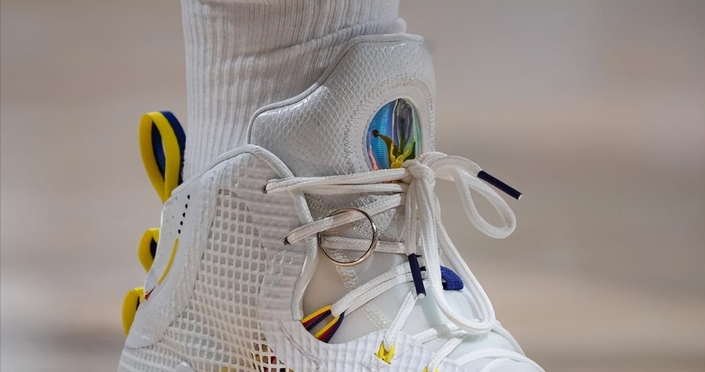 观众是34 21 14,真的尼古拉·约基奇穿着nikezoomrize2pe训练勒布朗