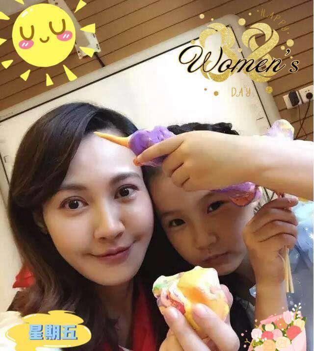 杨雪在结婚生女之后就渐渐隐退了,安心在家相夫教子.