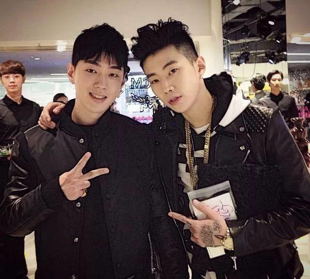 去年他又给另一厂牌h1ghrmusic的19位歌手每人打造了一条镶钻项链