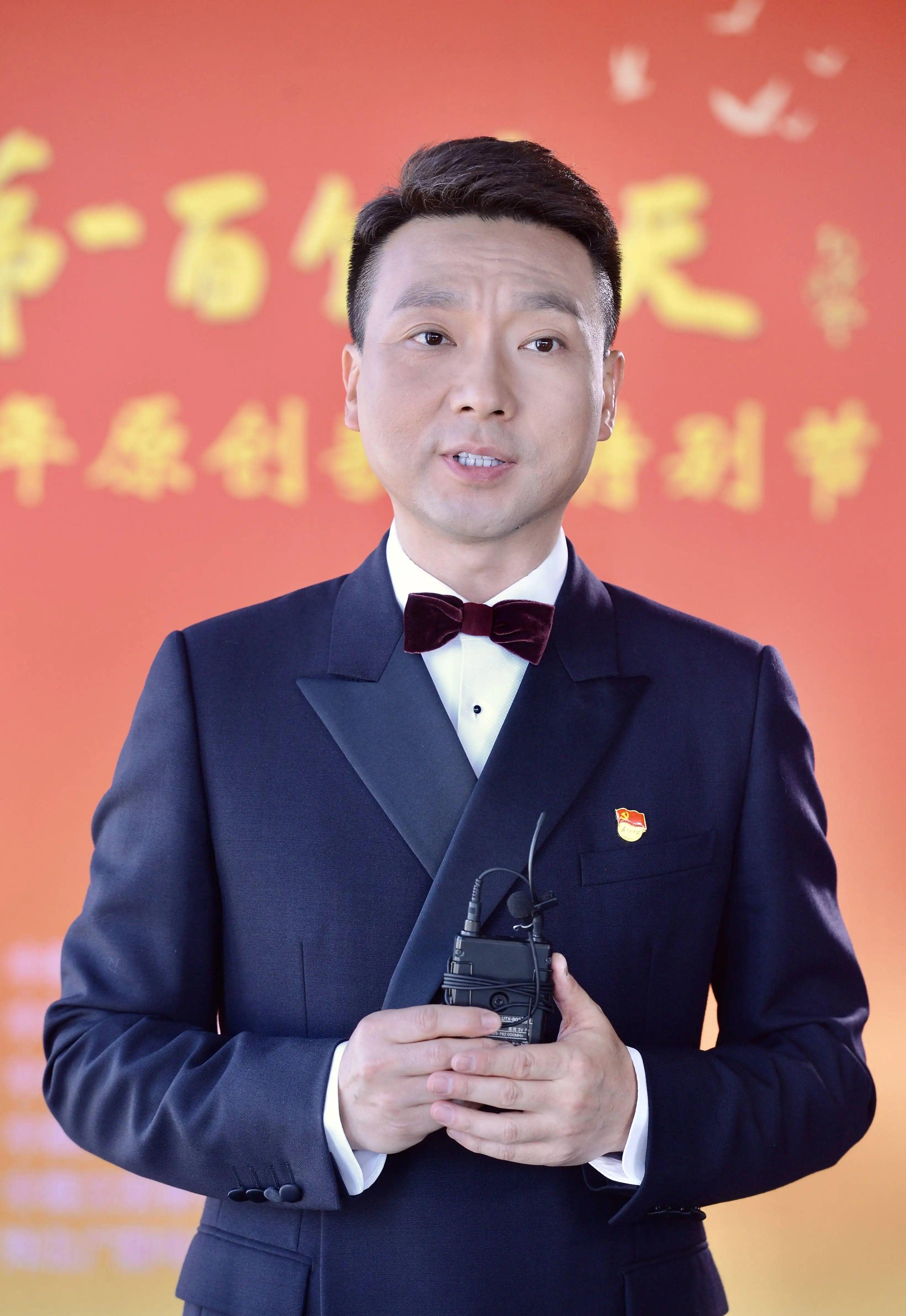 新闻播报员康辉(新闻播报员康辉简历)