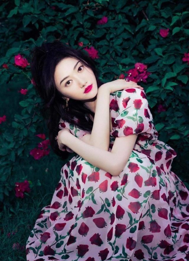 "张继科前女友"景甜,穿碎花裙甜美靓丽,站花丛中比花还要迷人_长裙