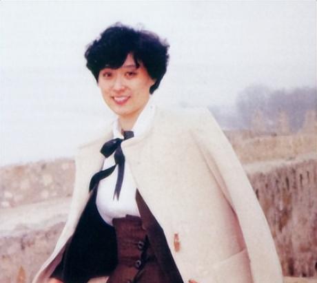 但汪嘉伟沉浸在"女神张瑜"的垂爱之中已经无法自拔,就和张洁云分手了.