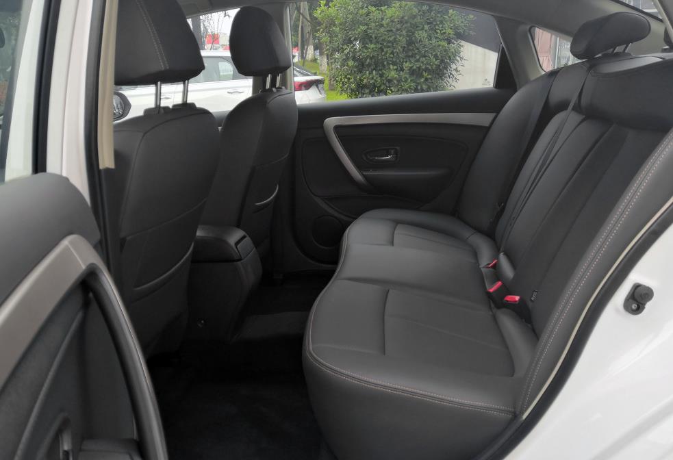 小编觉得全新富康es500更加时尚气派,虽然内饰没有真皮包裹,但也功能