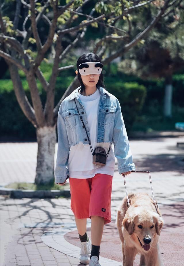 荧光绿运动外套,搭配男友风背带裤,裤脚口卷个边露出棕色袜子,时髦又