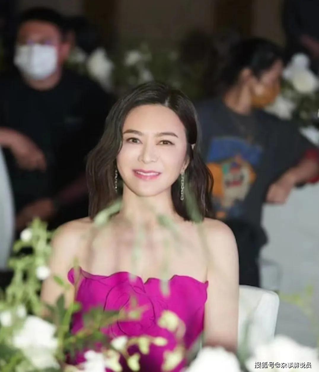 "香江第一美人"关之琳出席活动,皮肤白滑紧致,美貌依然外线_保养_陈泰