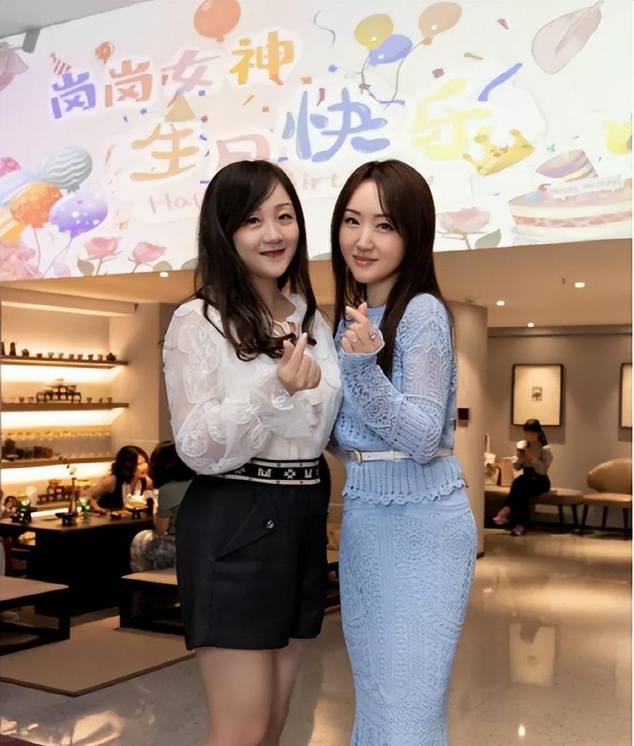 杨钰莹在社交平台晒出了自己和闺蜜的合照.