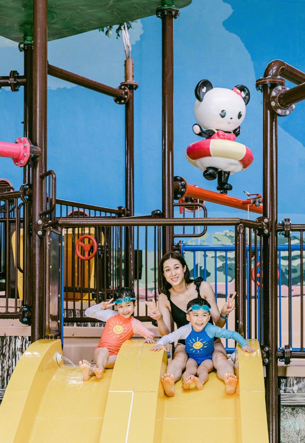 大女儿kelly穿着橙色的泳装,面带甜甜的笑容,模样看起来清秀甜美.