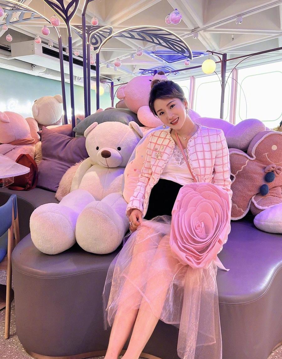 李念怀三胎现身女子聚会!