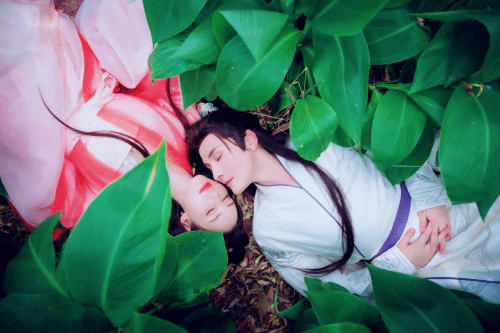 盎然之色撩人心弦, 粉黛眉清, 目秀颜润, 莹莹绿意倾透蜜意柔情, 淡雅