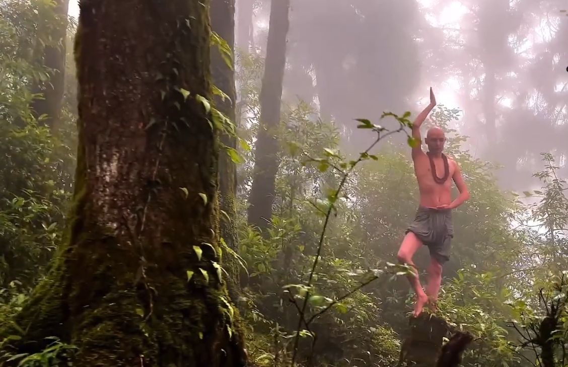 喜马拉雅山中的印度瑜伽士,海拔几千米,常年单衣雪地站立修行_修行者