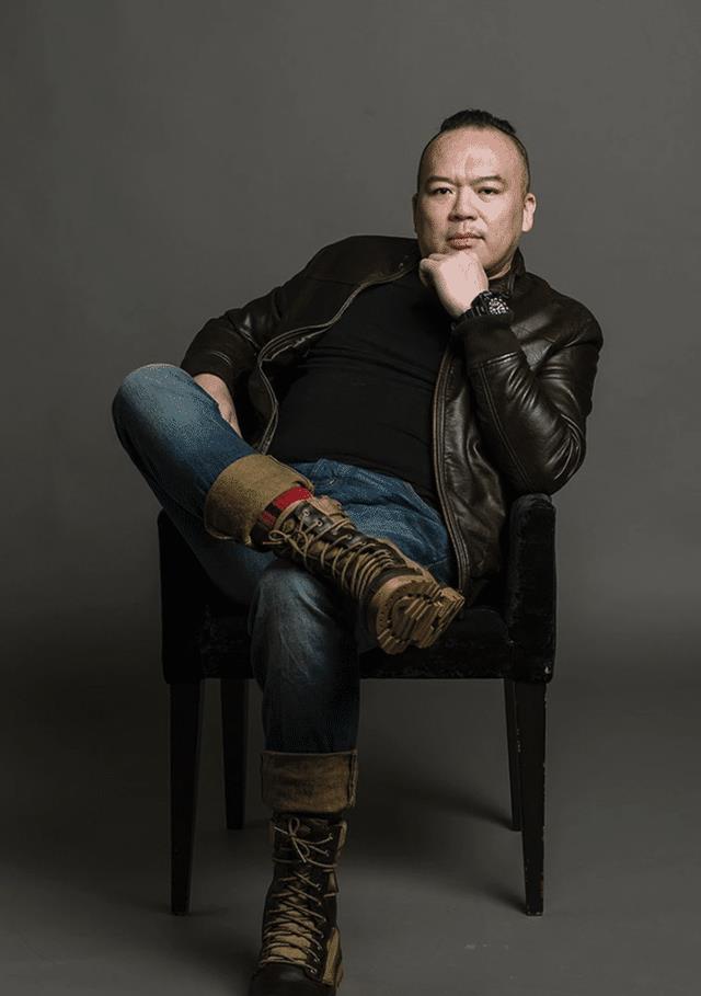 著名导演明金城灵堂曝光,林依晨素颜出镜神情严肃,好友情绪激动_老婆