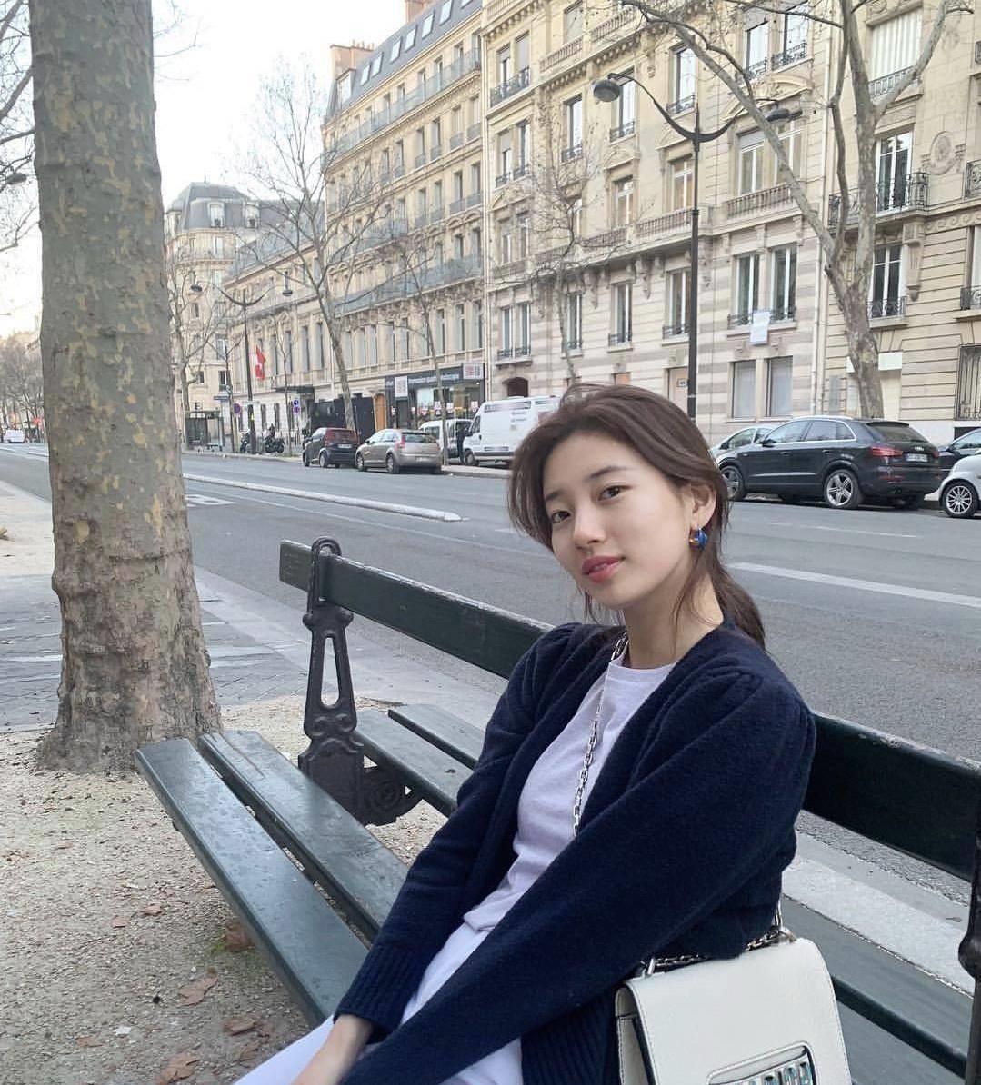 "生图女神"裴秀智现身活动,穿一字领裙好优雅,配中分卷好高级_白色