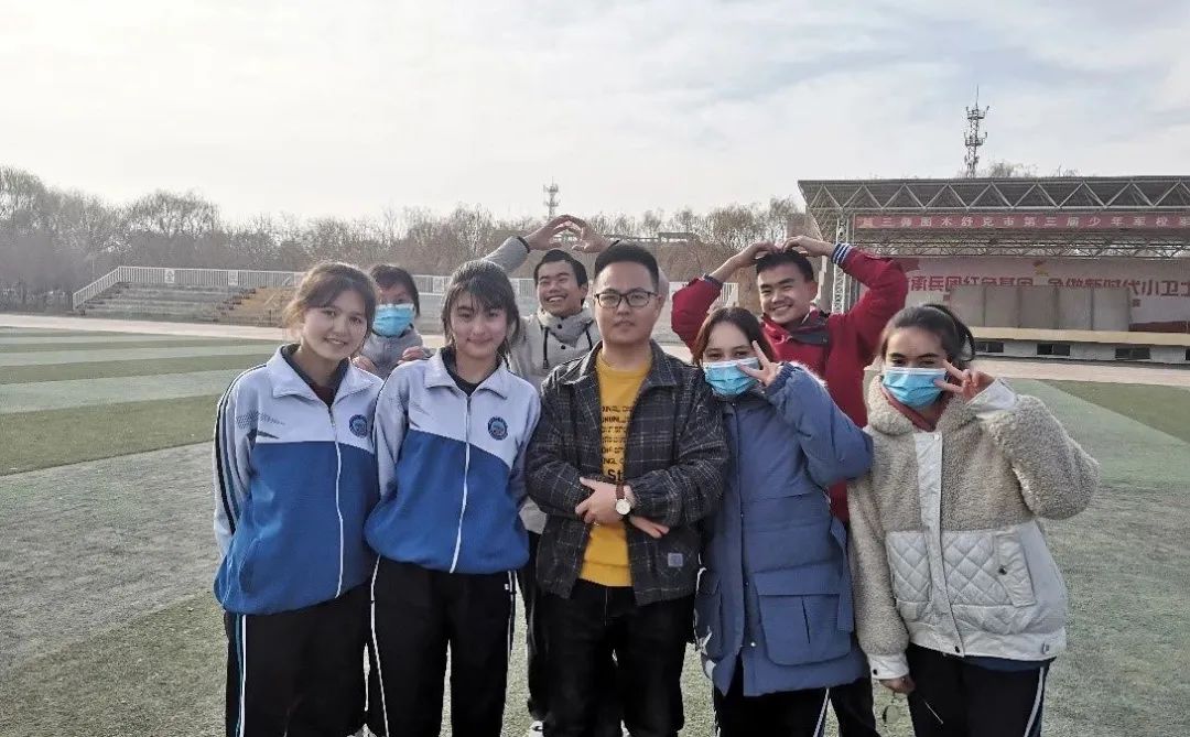 在新疆兵团第三师图木舒克市第二中学任教