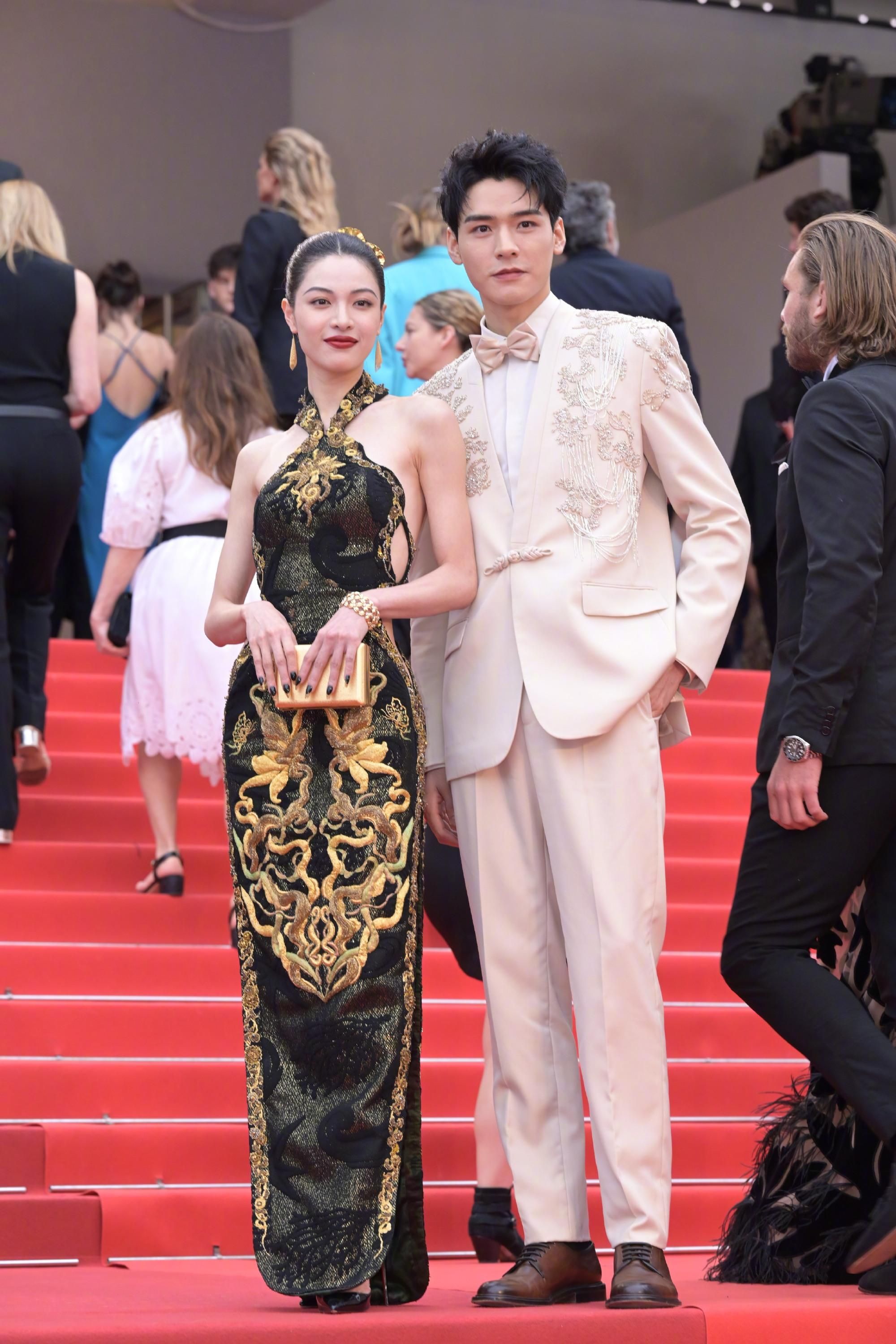 巩俐再次现身戛纳红毯,穿红装牵手老公超大气,龚俊钟楚曦好养眼