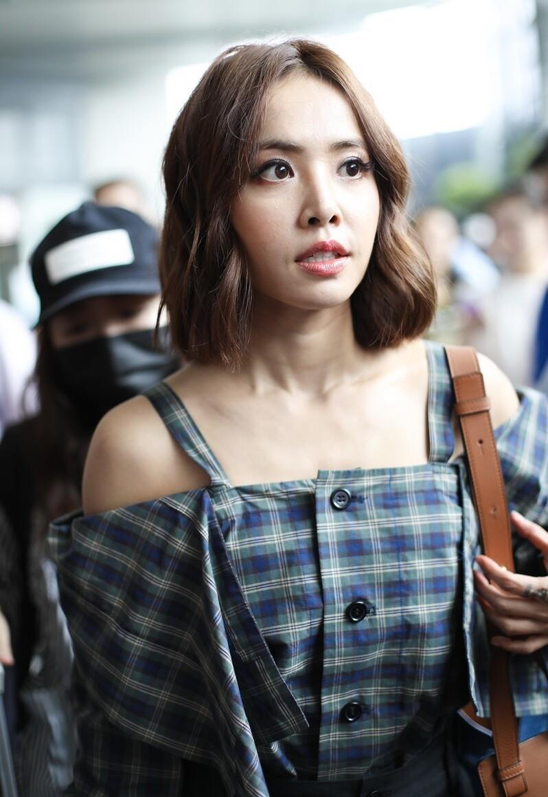 蔡依林和小s在演唱会上"亲吻",真是好狠的一女的_周杰伦_专辑_歌后