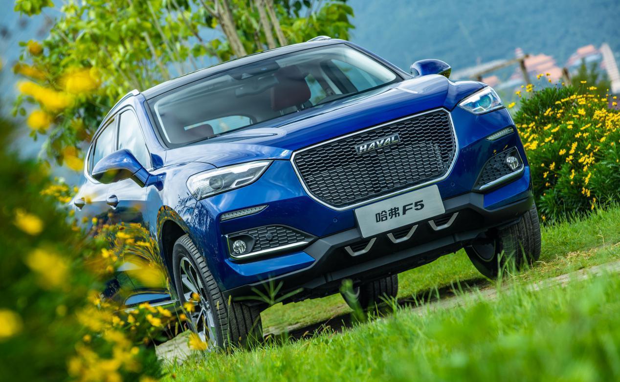 哈弗f5车身设计方面,大气流畅,圆润饱满,车尾底部配备双边双出的四边