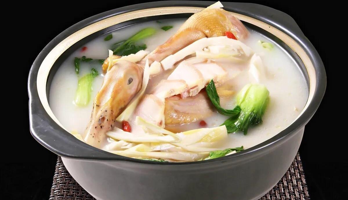【老鸭沙锅】第四步:最后再放入老豆腐继续炖半小时左右,等鱼汤变白加