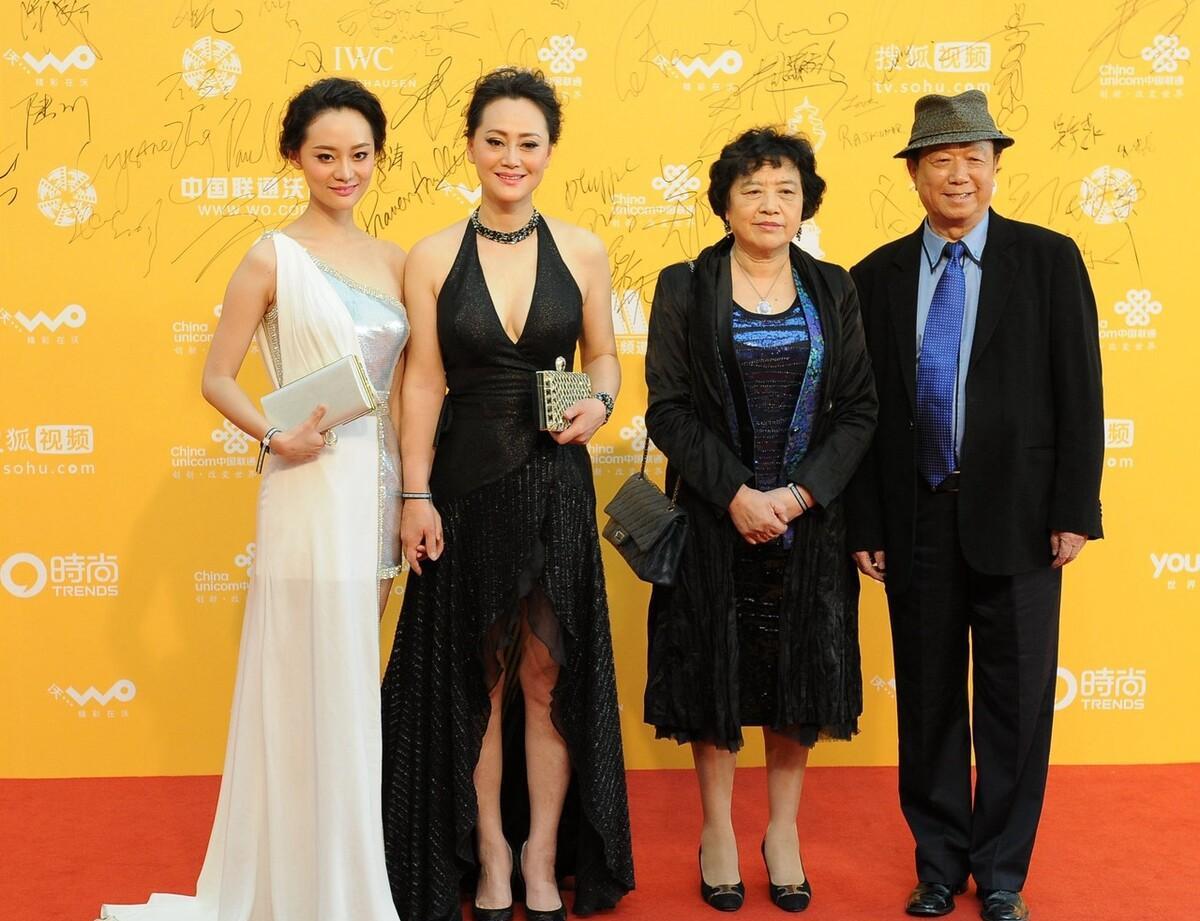 大宋佳一点不低调,穿"挂脖裙"秀出丰腴美,真是不给女儿留余地_风格