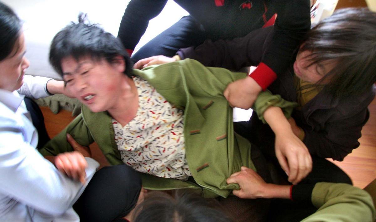 原创            母亲绑着两孩子轻生,男方家属发声为什么如此冷漠-母亲把两个孩子锁家里