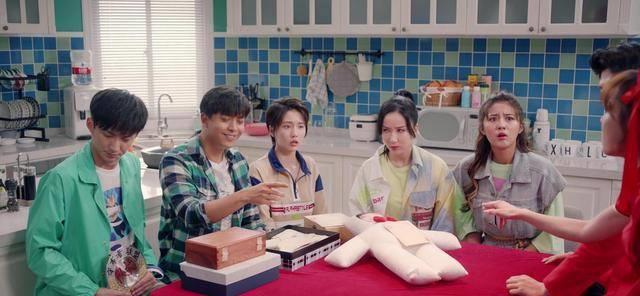 其实看到张伟和胡一菲憋笑,我都没觉得是笑场,但赵海棠的表现让我产生