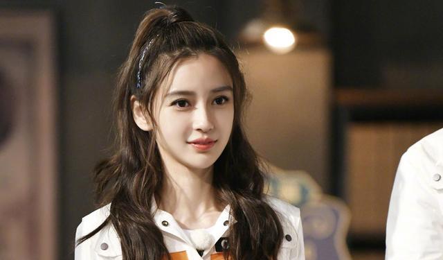 杨颖伸手抵住下巴,反应过来后立马松手,下巴形状却让网友看愣了_动作