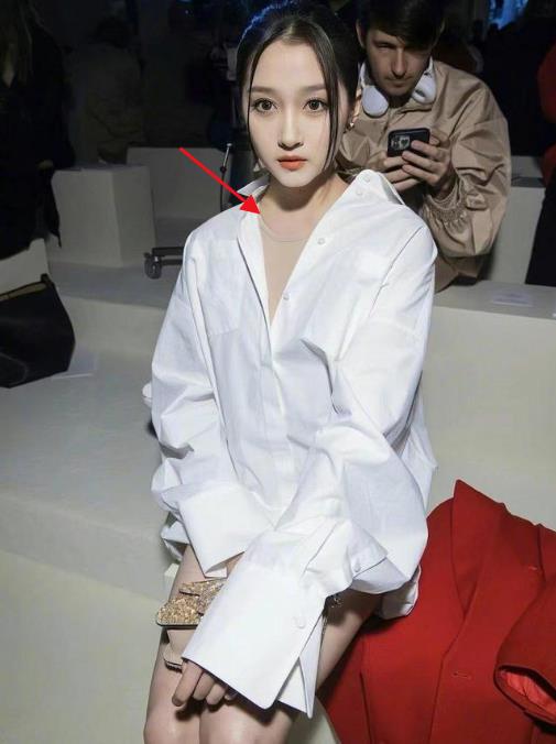 米兰时装周,关晓彤大长腿,宋佳一言不发,迪丽热巴却贵气十足!