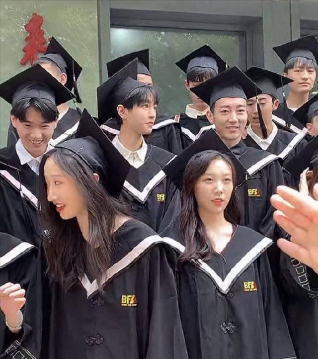 看到王俊凯这张大学毕业照之后,很多小凯的粉丝又纷纷挖到了王俊凯小