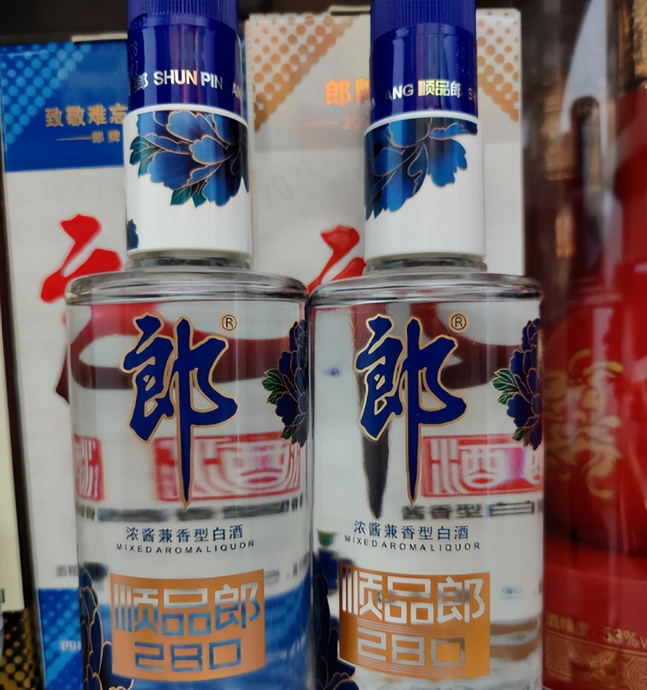 也喜歡品味好酒,這款酒是一種醬香型白酒,採用茅臺鎮當地的小紅梁,以