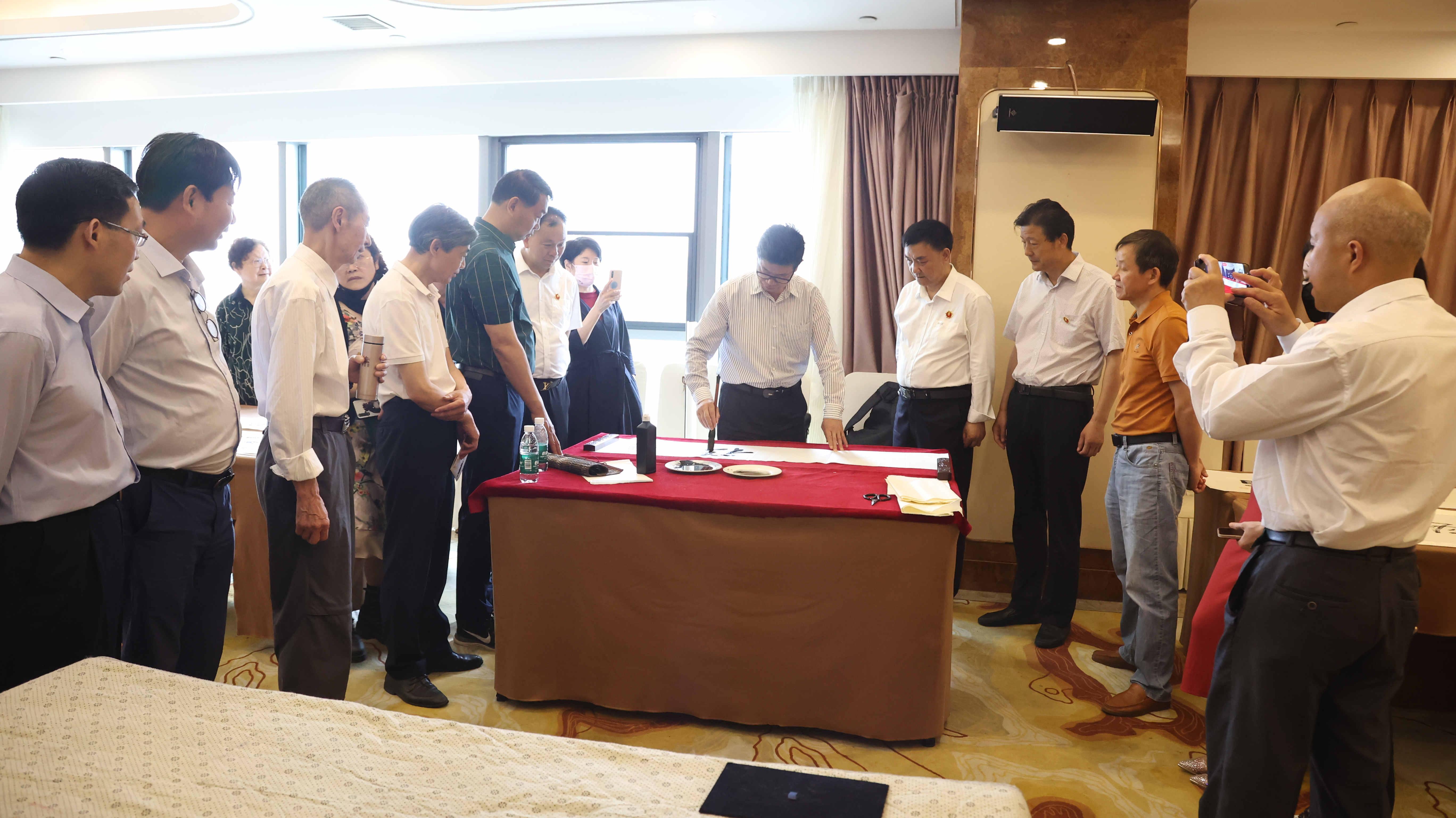 张钦泉老师在现场挥洒墨宝樊中岳老师在现场挥洒墨宝杨斌庆老师在现场