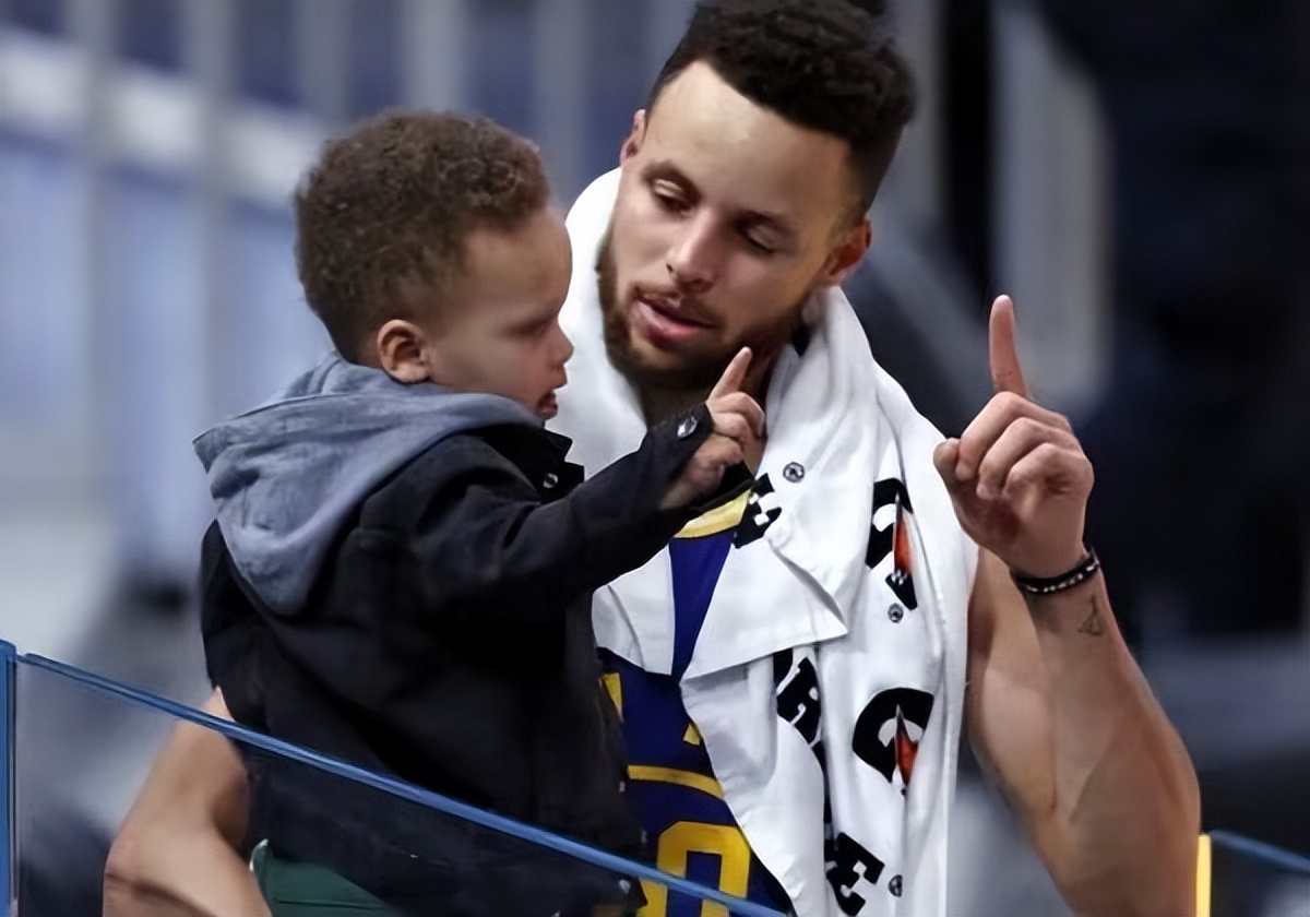 你没有看错,这位卡农-库里便是当今nba球星史蒂芬-库里年仅6岁的儿子