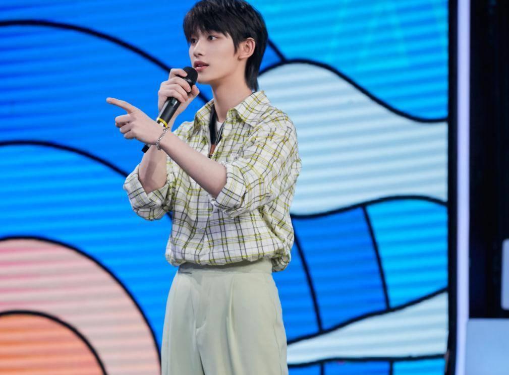 现场量腿长,吴磊105腿长不意外,丁程鑫却让我看傻眼_比例_明星_身高