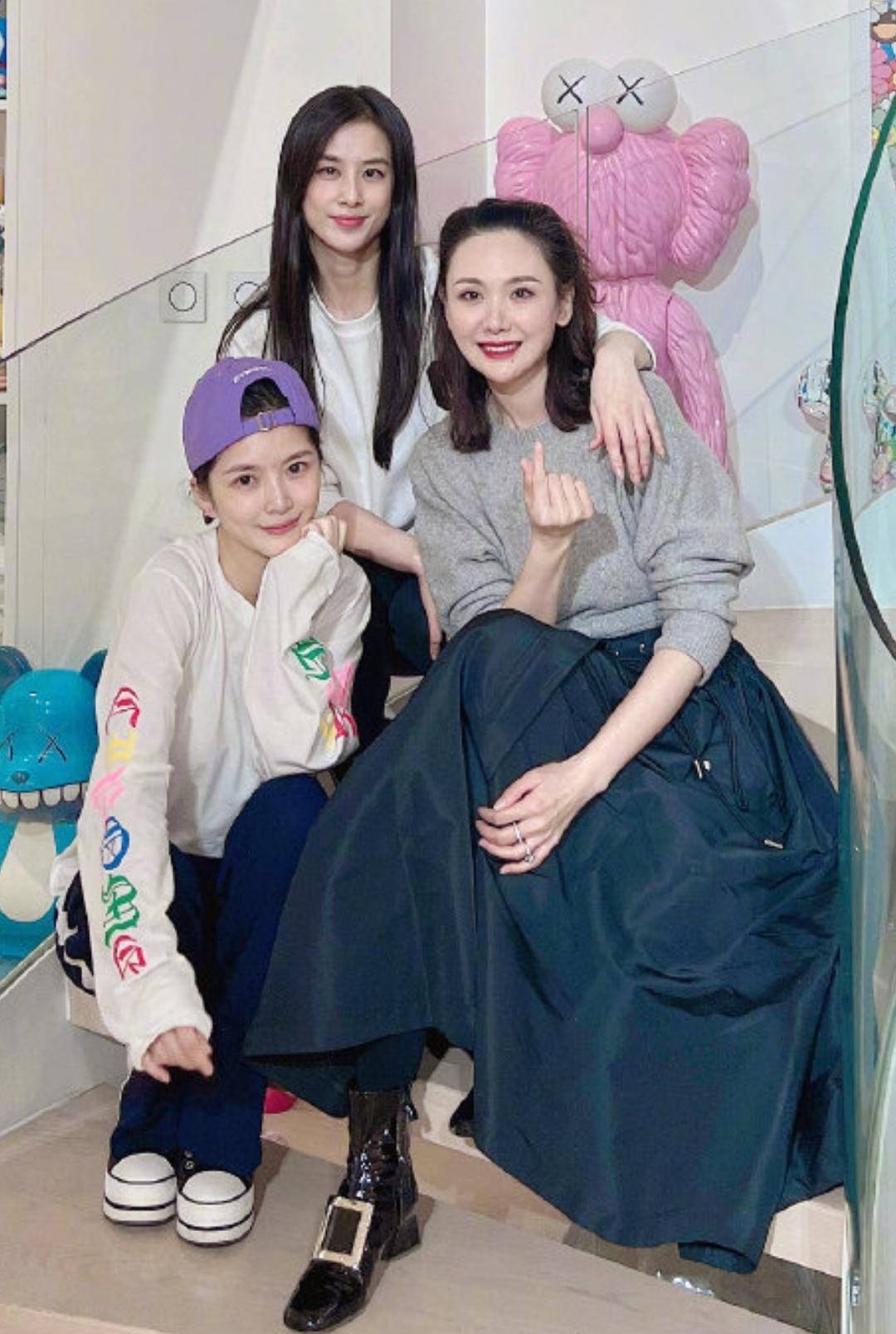 黄圣依晒闺蜜聚会照,疑似王灿家内景曝光:一整面墙都是玩偶豪气十足