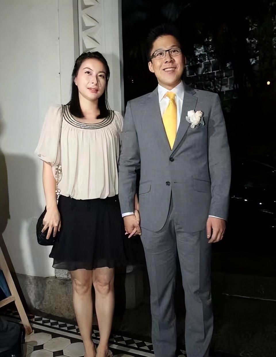郭晶晶和伏明霞同框,贵妇大妈,都是豪门气质却大相径庭_女性_黑色