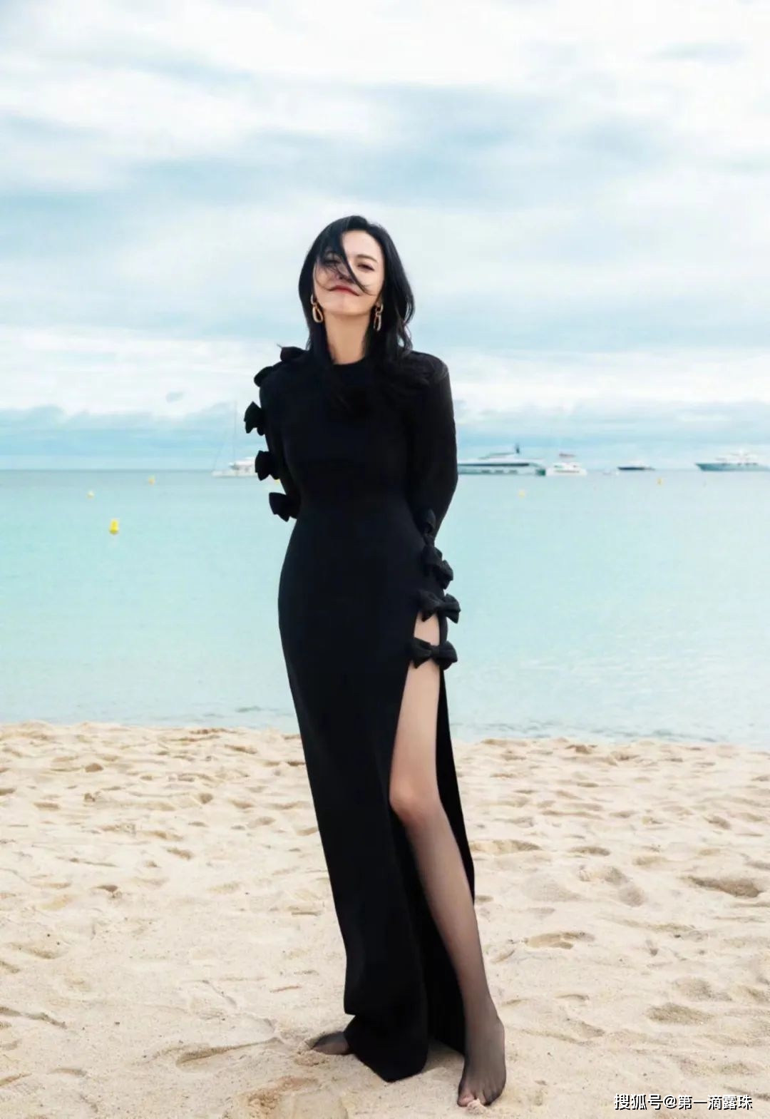 果然个子高的女人更有气场.姚晨站在外国男人身边,身高也不显劣势.