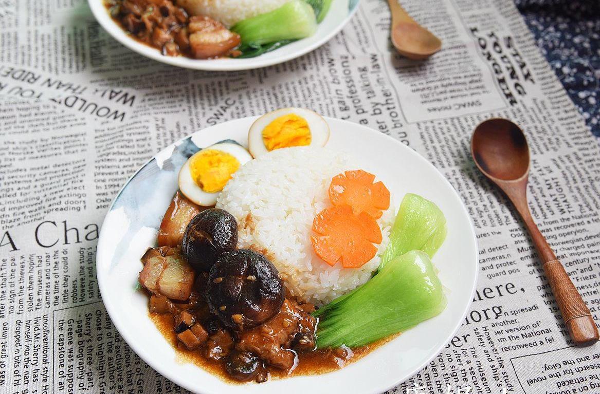 简易家庭版香菇卤肉饭,秒杀米饭_五花肉_青菜_姜蒜