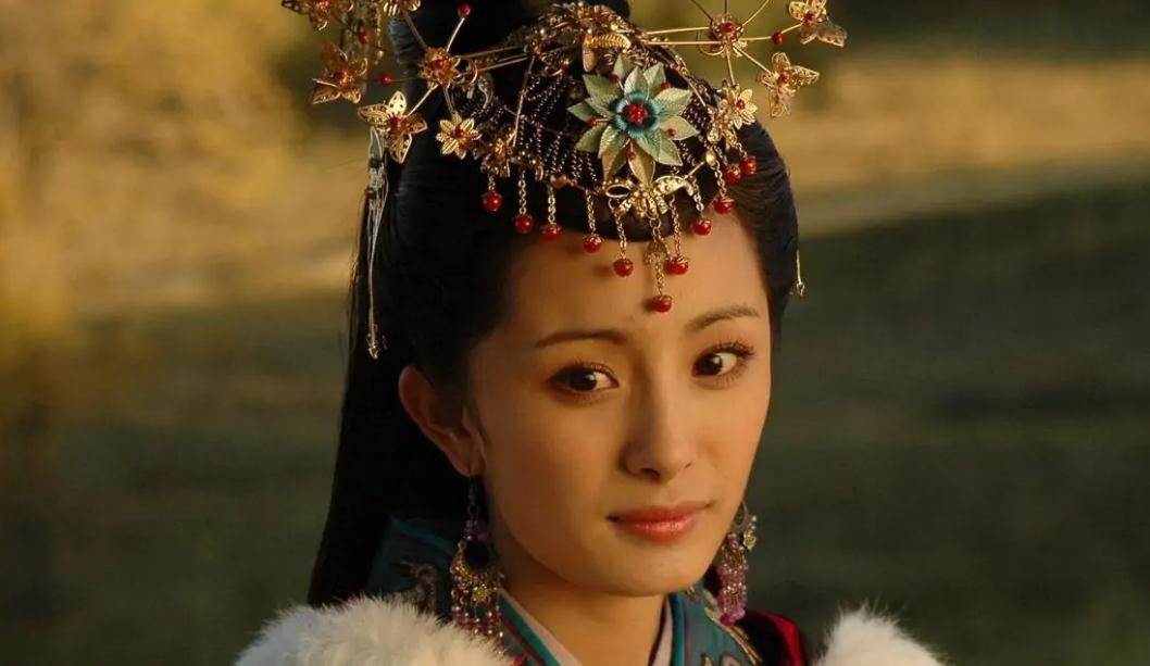 的是,他曾搭档姚芊羽,"雪姨"王琳出演了《笑着活下去》中"程小诺"一角