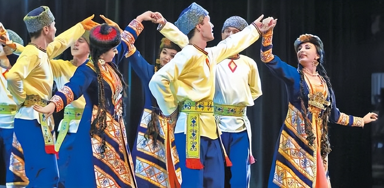 一个吉尔吉斯族的传统婚礼带着俄式大盖帽的吉尔吉斯斯坦警察甚至,连