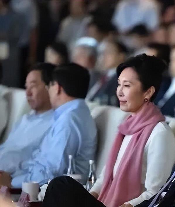 王思聪妈妈罕见在公众场合露面,穿白西装戴粉色围巾,看着就贵气_林宁